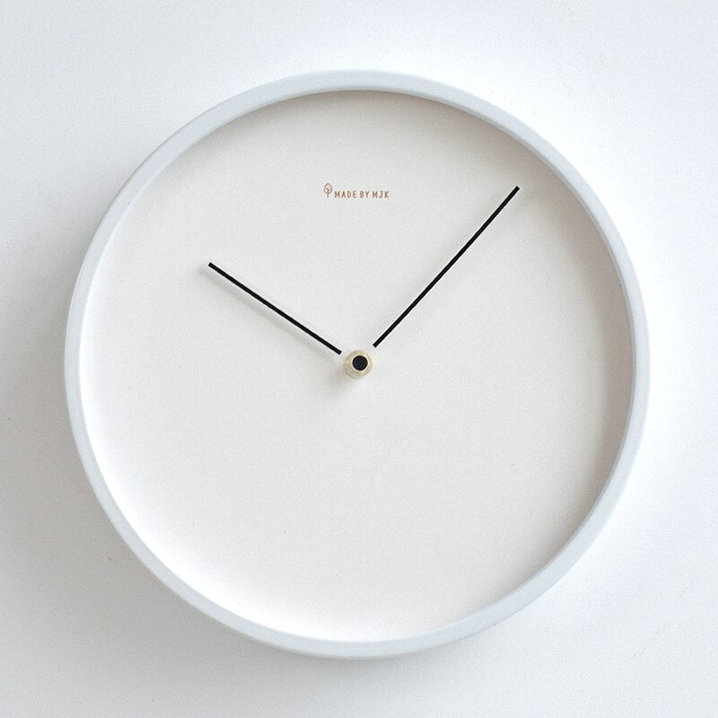 Nordische minimalistische Wanduhr