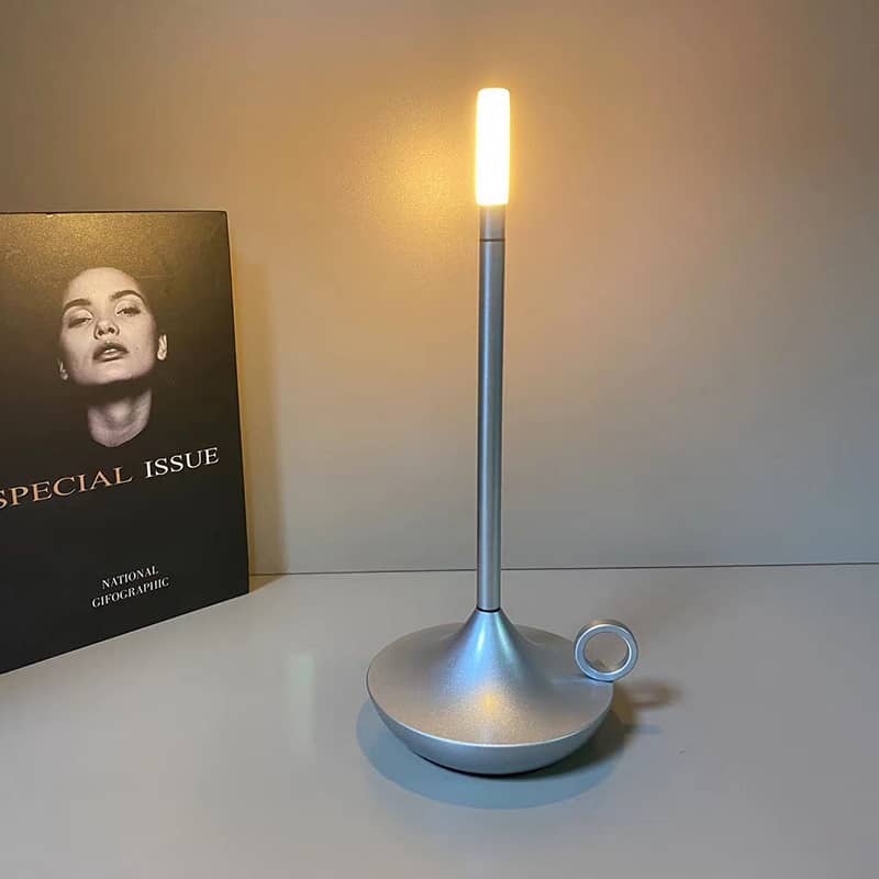 Solenne minimalistische skandinavische LED-Tischleuchte aus Aluminium