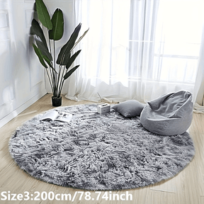 Tapis rond luxueux en peluche.