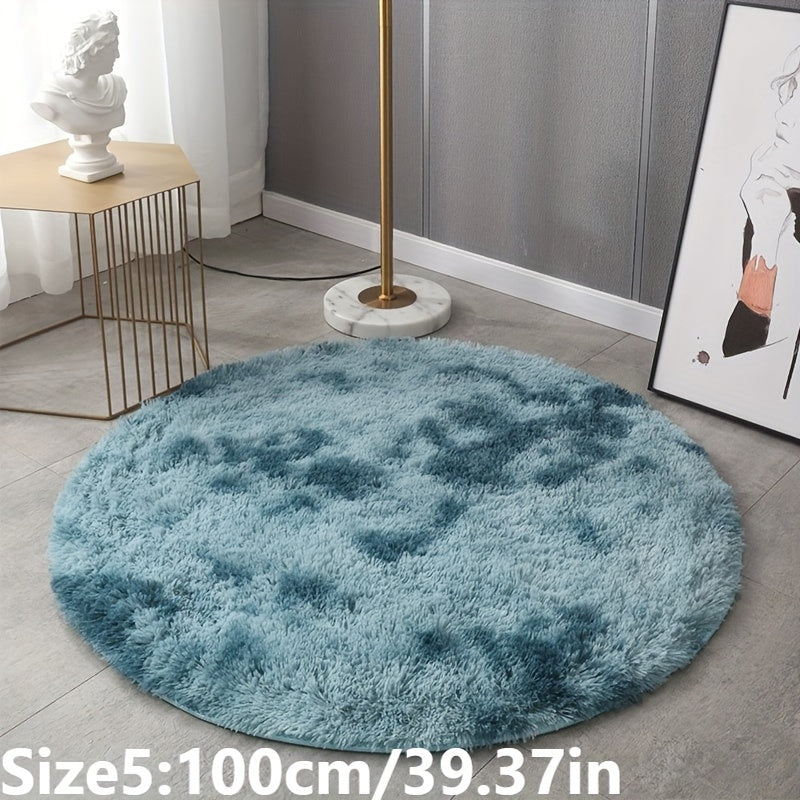 Tapis rond luxueux en peluche.