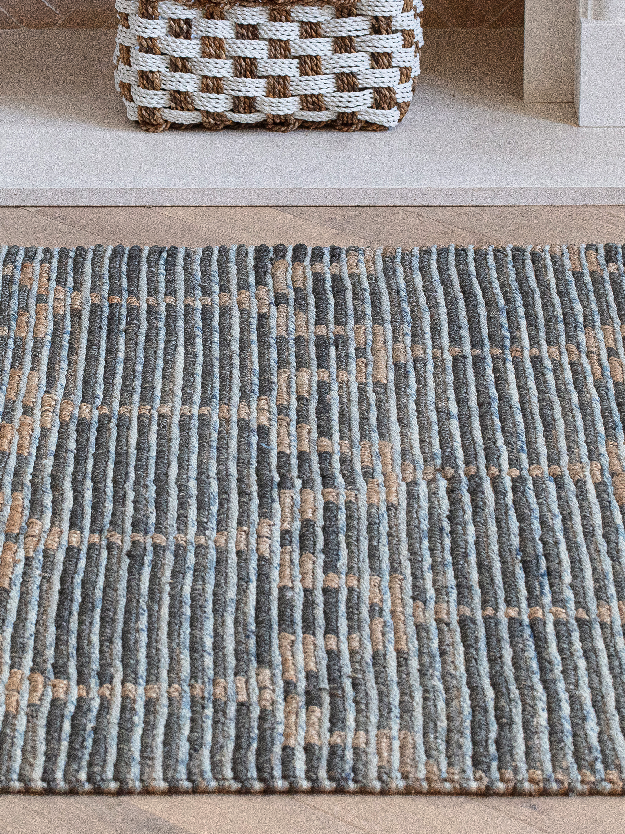 Teppich Wohnzimmer 200x300 in Blau aus Wolle Jute Baumwolle mit geometrischem Muster als moderner handgewebter Naturteppich