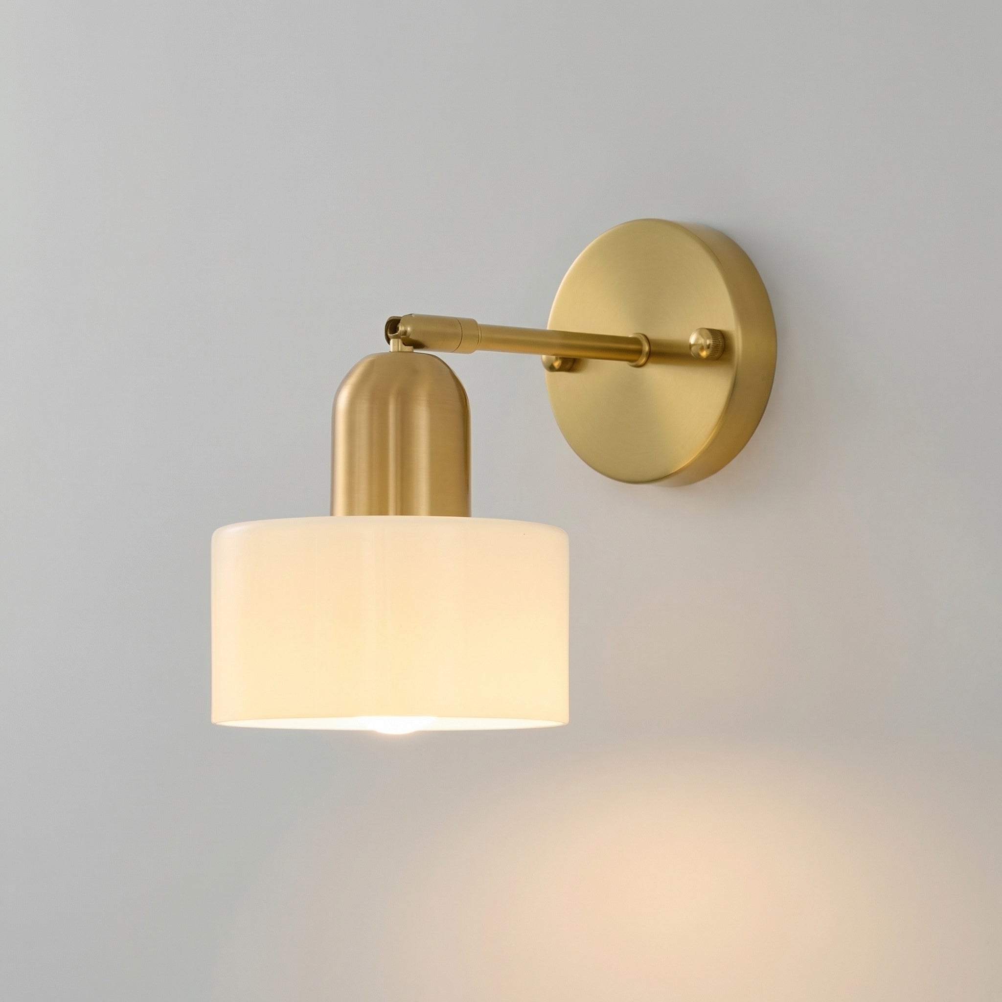 Moderne Bauhaus Wandleuchte aus farbigem Glas