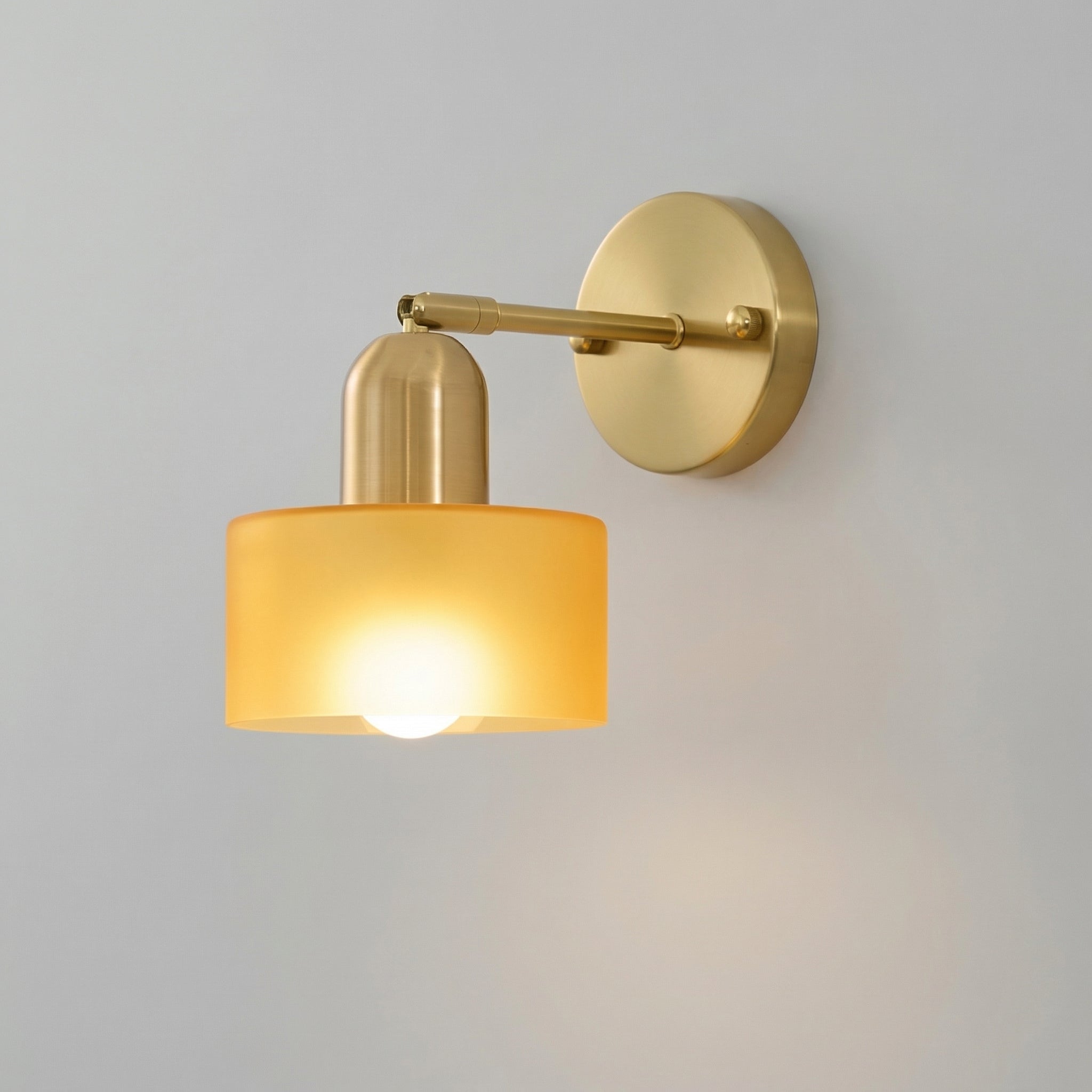 Moderne Bauhaus Wandleuchte aus farbigem Glas