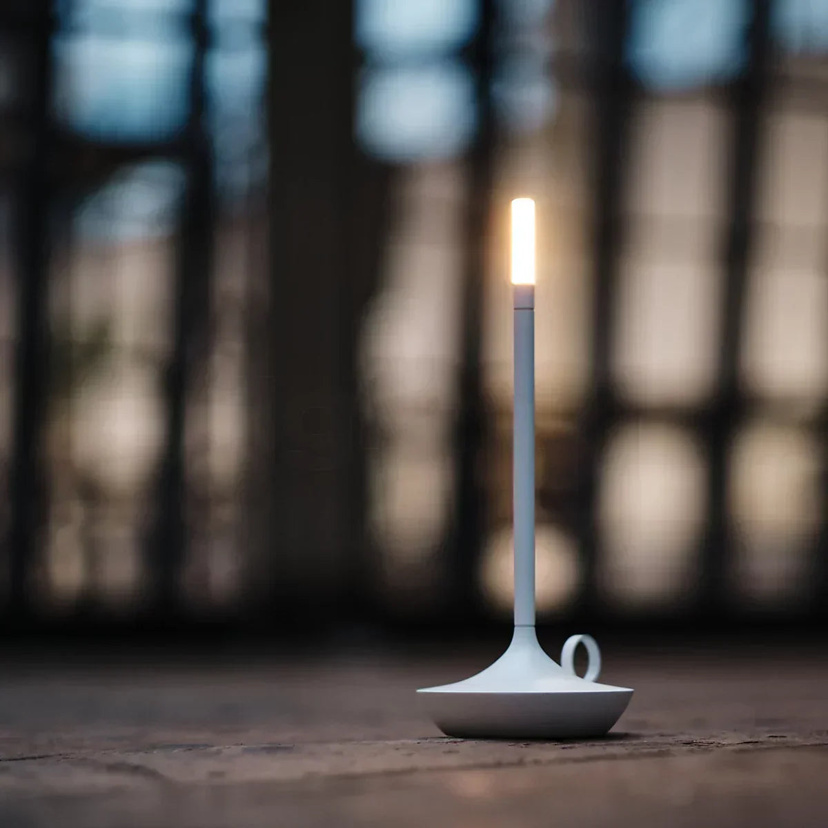 Solenne minimalistische skandinavische LED-Tischleuchte aus Aluminium