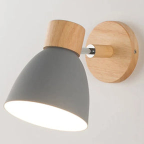 Holzerne Wandlampe