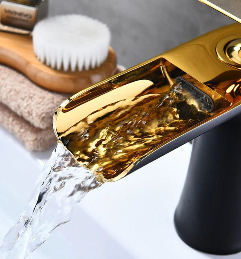 Moderne Wasserfall-Badezimmerarmatur – Stil & Eleganz-Aster Selection