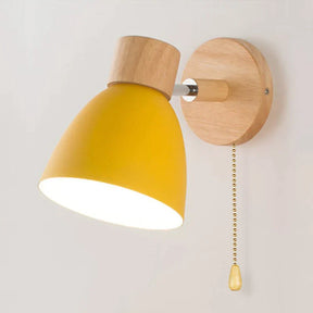 Holzerne Wandlampe