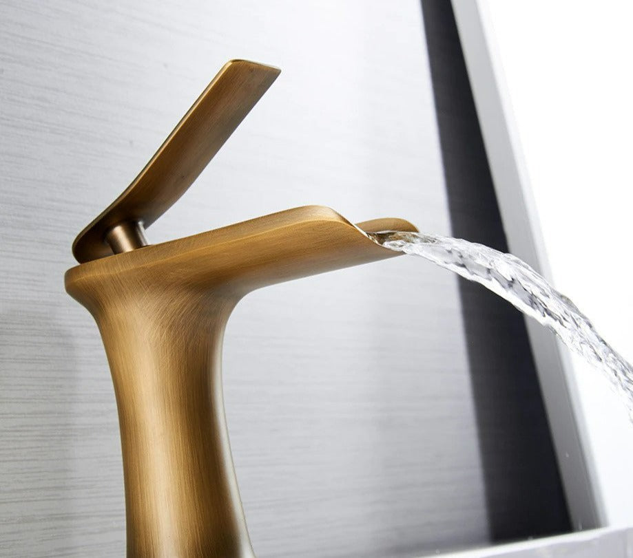 Moderne Wasserfall-Badezimmerarmatur – Stil & Eleganz-Aster Selection