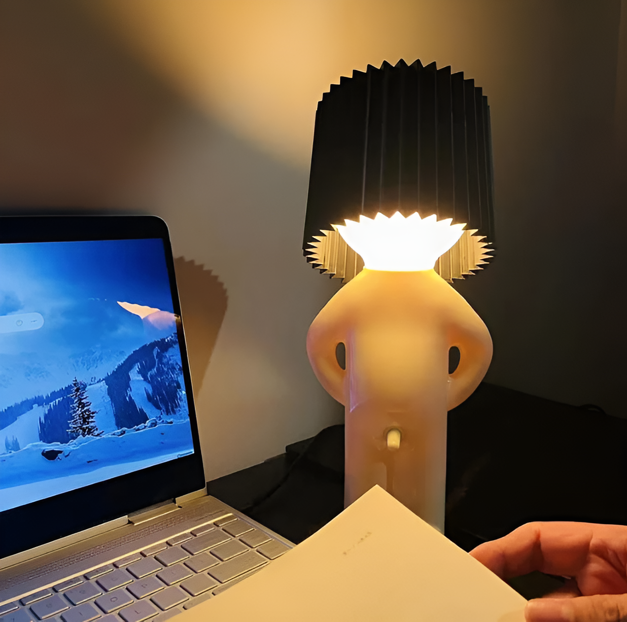 Kreative LED Tischlampe Shy Boy-Aster Selection