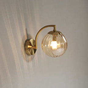 Wandleuchte aus Glas mit modernem Flair
