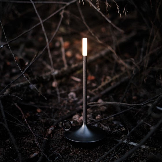 Solenne minimalistische skandinavische LED-Tischleuchte aus Aluminium