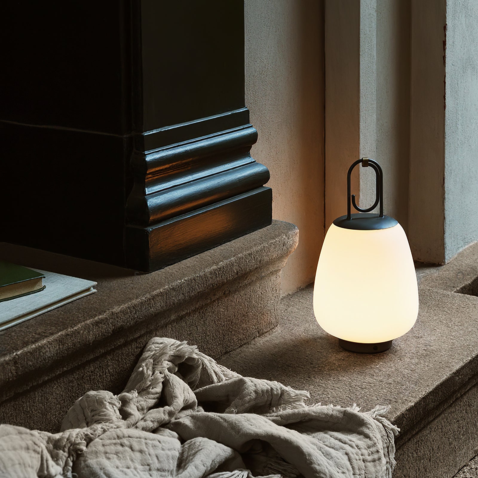 Portable LED table lamp for flexible ambience