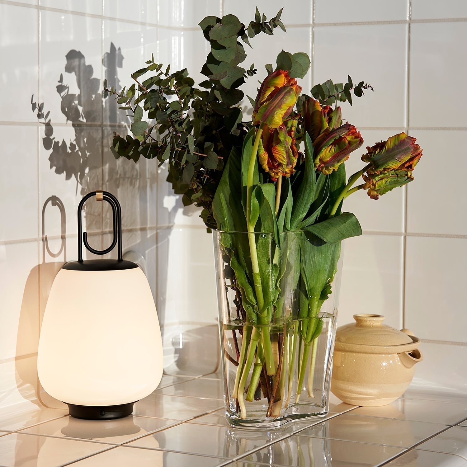 Portable LED table lamp for flexible ambience