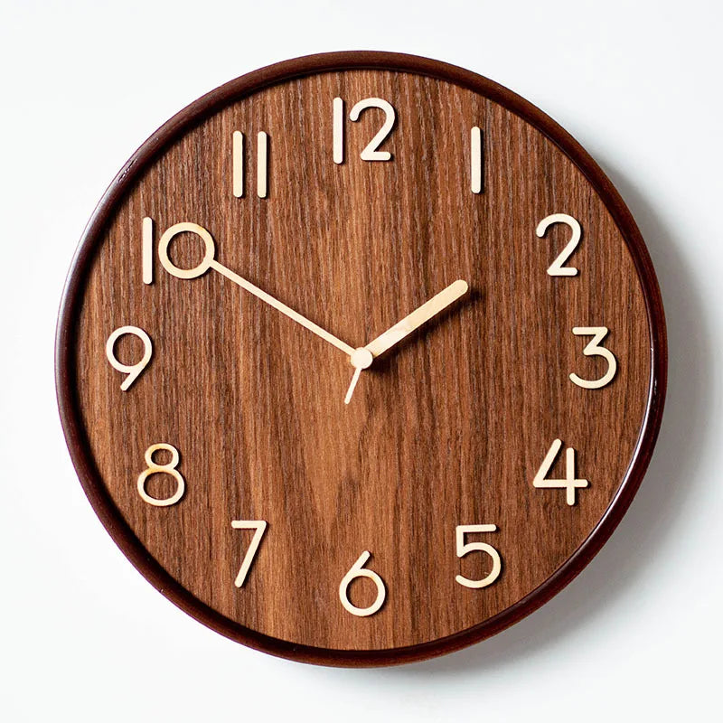 Moderne Wanduhr aus Massivholz