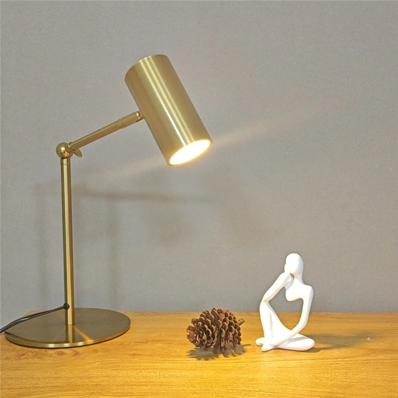 Moderne Tischleuchte mit goldenen Akzenten