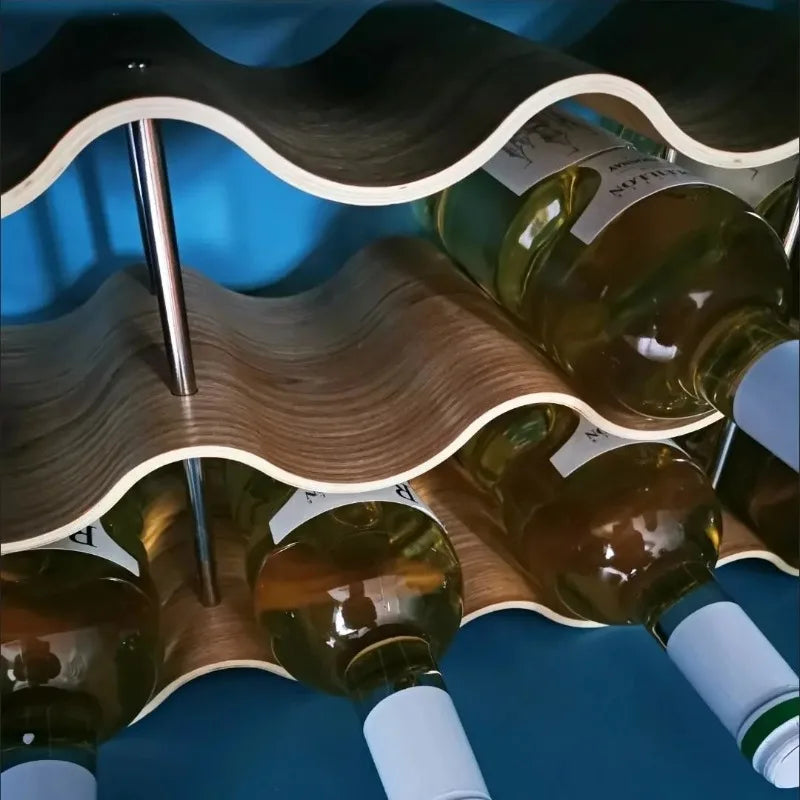 Wellenförmiges, vierstöckiges Weinregal aus Holz