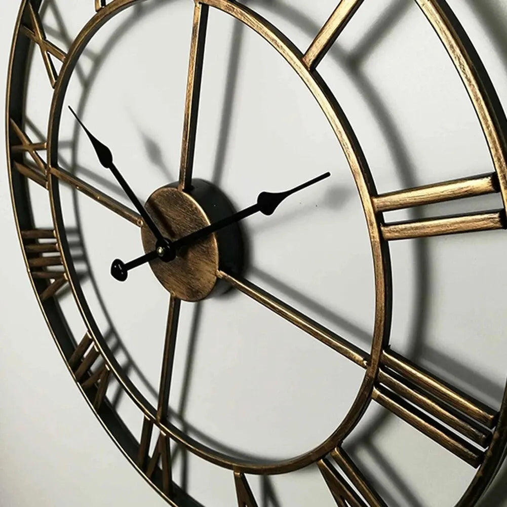 Vintage-Wanduhr aus Metall mit römischen Ziffern