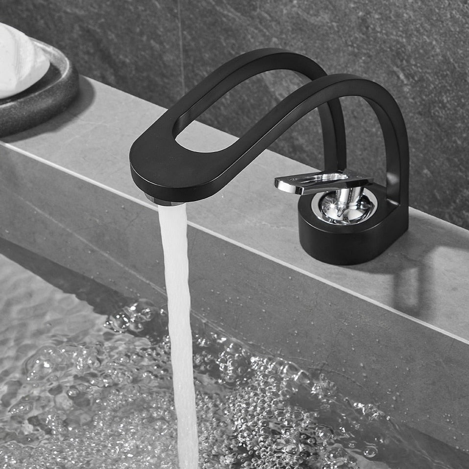 Gebogene Premium-Armatur fürs Bad – Innovatives Dual-Channel-System & edles Design-Aster Selection