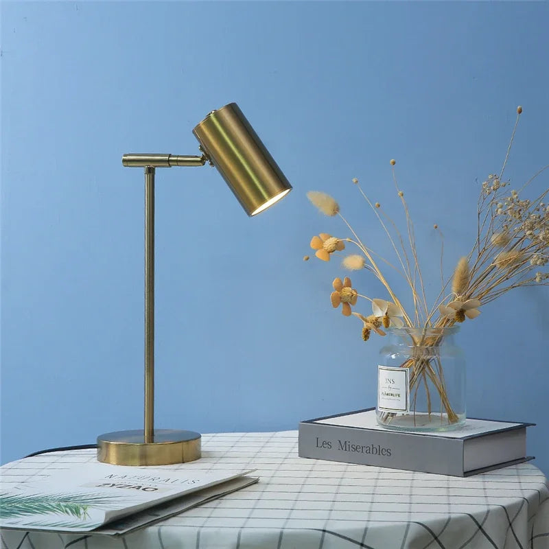 Moderne Tischleuchte mit goldenen Akzenten