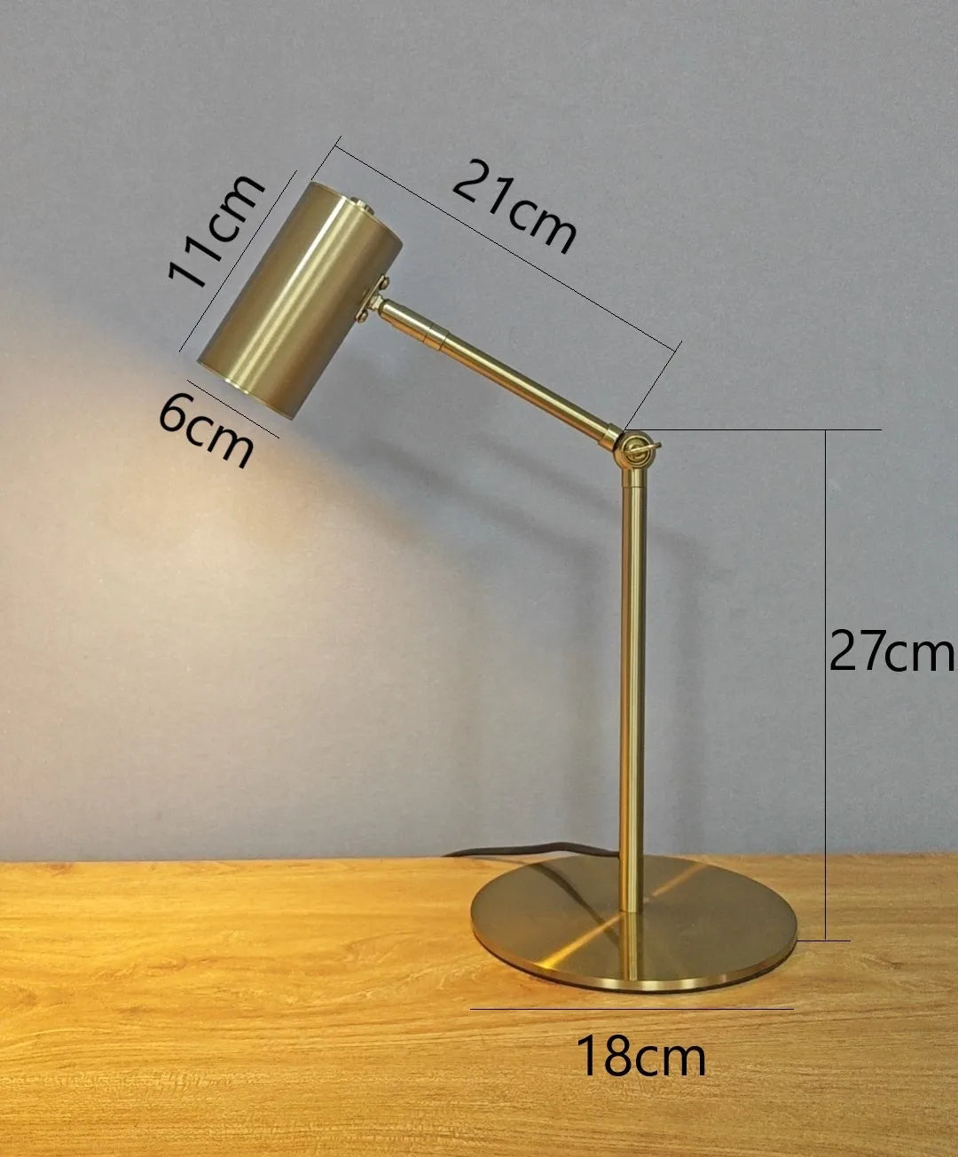 Moderne Tischleuchte mit goldenen Akzenten