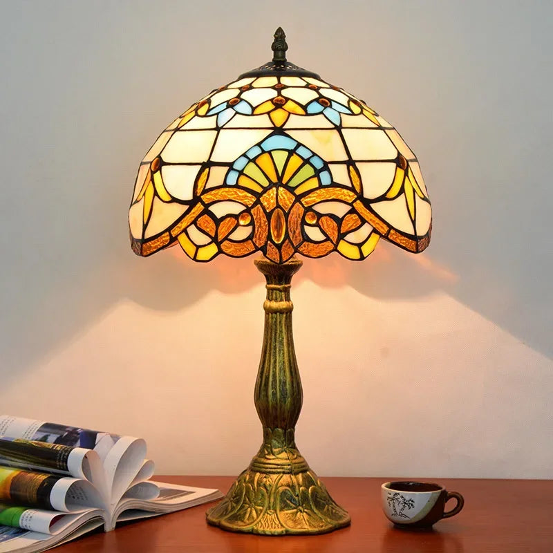 Tischlampe aus Buntglas mit Libellenmotiv