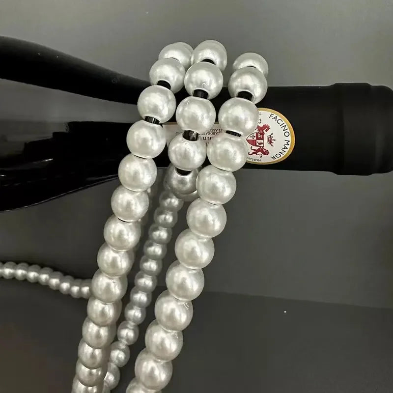 Weinflaschenhalter aus Metall und Harz, inspiriert von einer Perlenkette