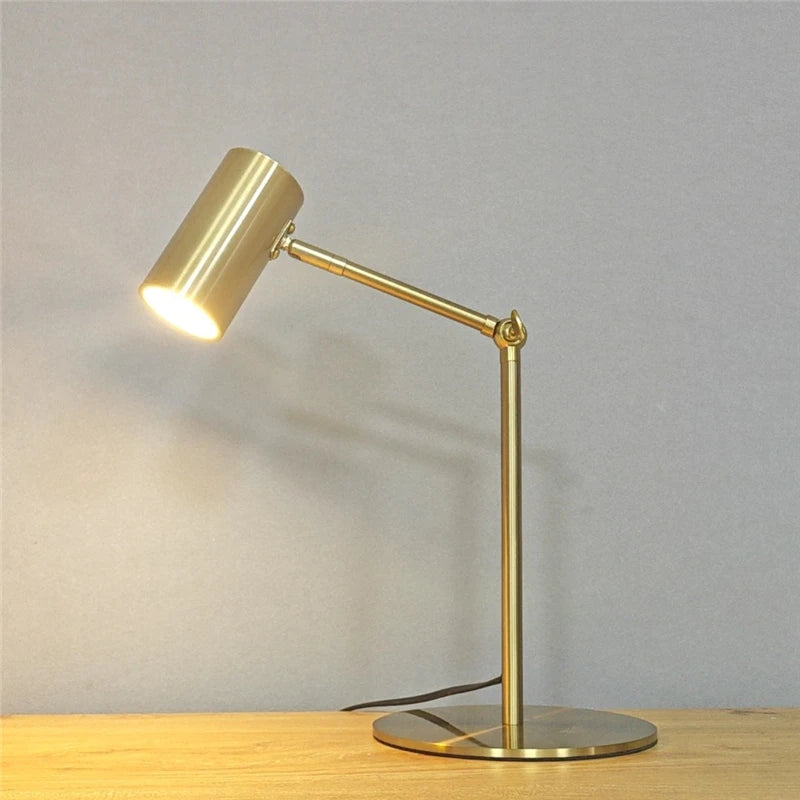 Moderne Tischleuchte mit goldenen Akzenten