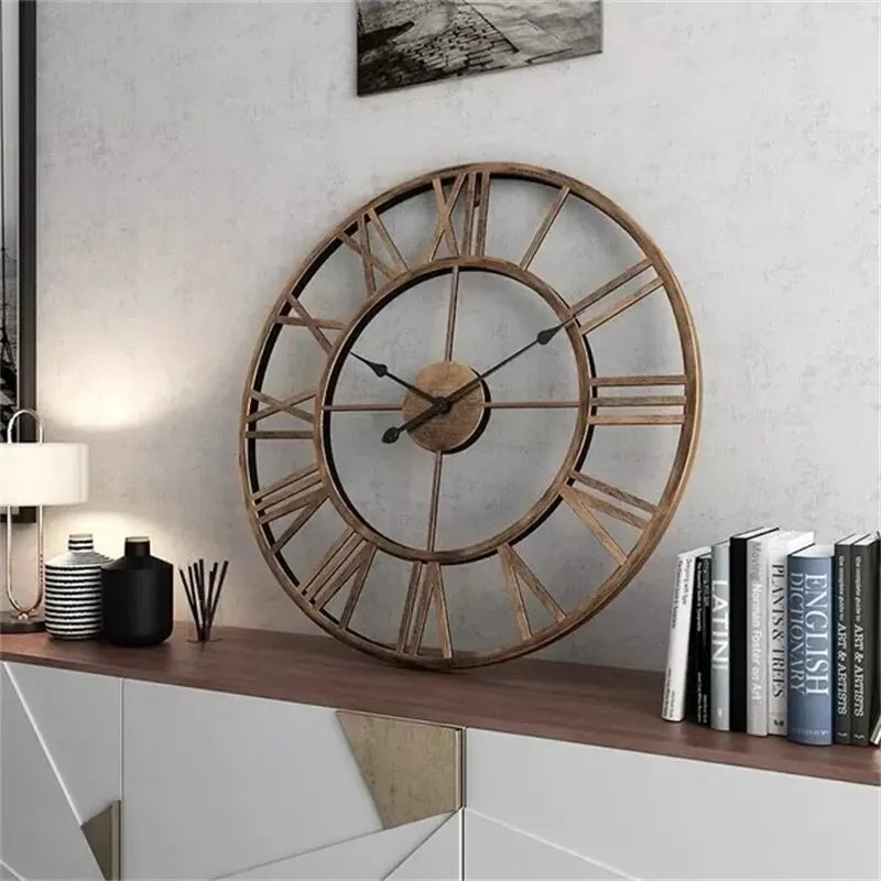Vintage-Wanduhr aus Metall mit römischen Ziffern