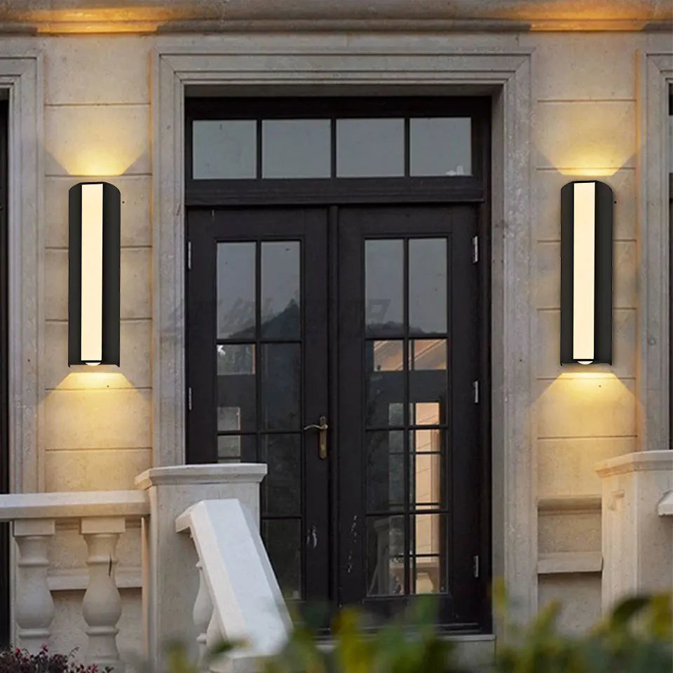 Schmale LED-Wandleuchte für den Außenbereich