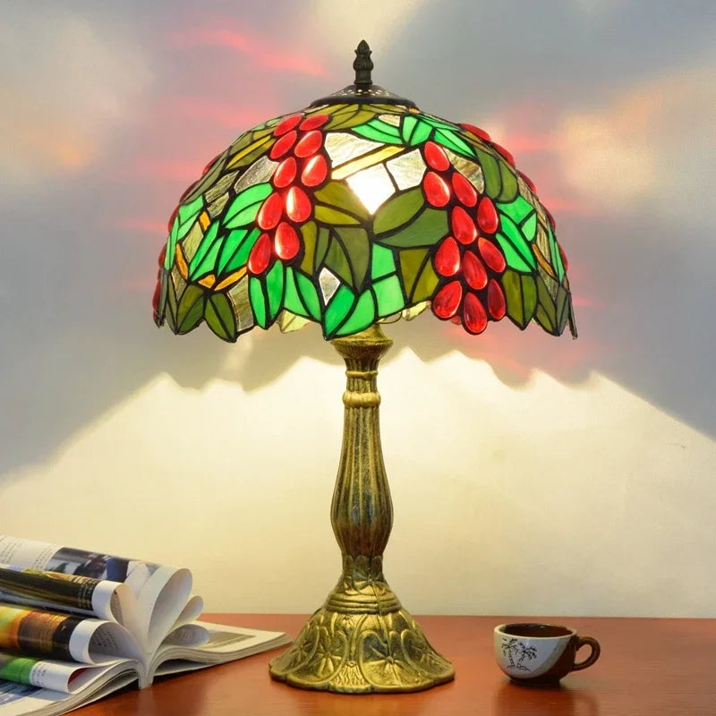 Tischlampe aus Buntglas mit Libellenmotiv