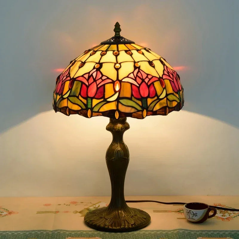 Tischlampe aus Buntglas mit Libellenmotiv