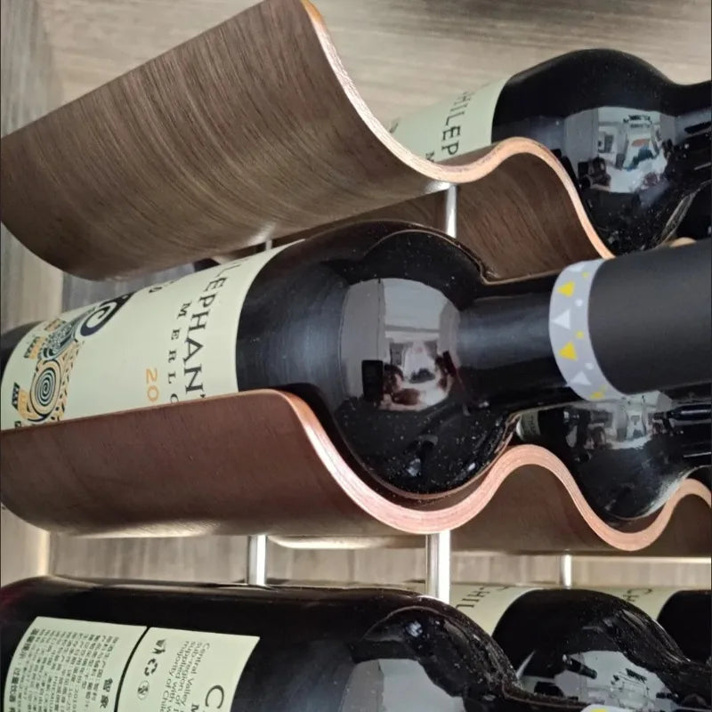 Wellenförmiges, vierstöckiges Weinregal aus Holz