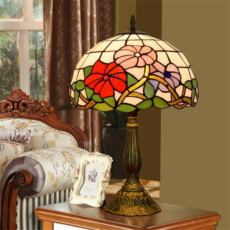Tischlampe aus Buntglas mit Libellenmotiv