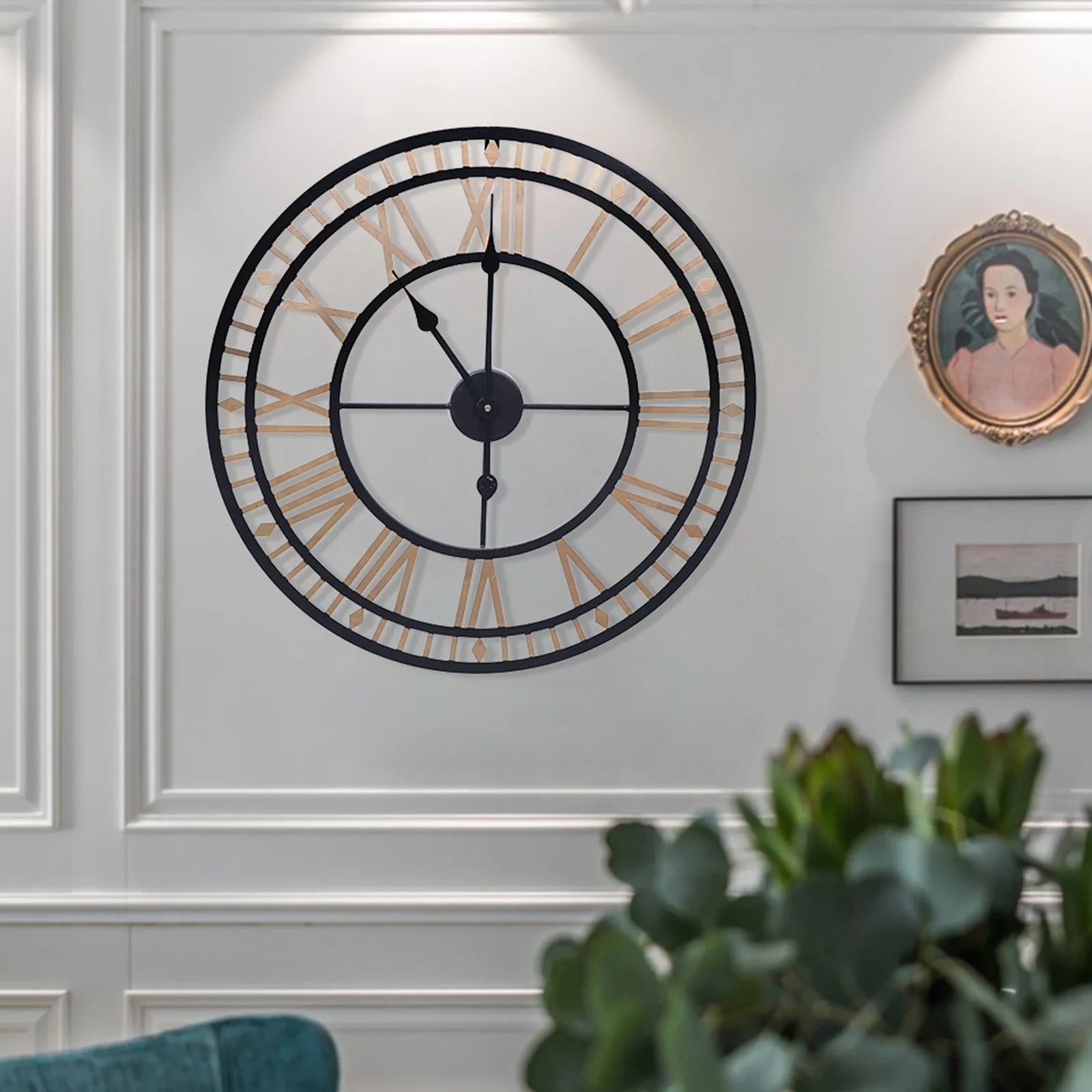Moderne Wanduhr aus Goldmetall