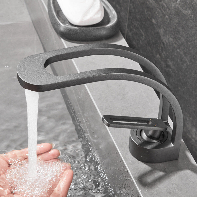 Gebogene Premium-Armatur fürs Bad – Innovatives Dual-Channel-System & edles Design-Aster Selection