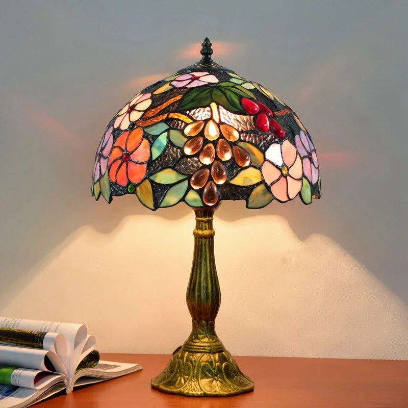 Tischlampe aus Buntglas mit Libellenmotiv