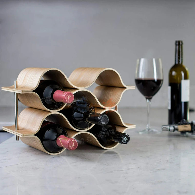 Weinregal aus massivem, wellenförmigem Holz für den Tisch