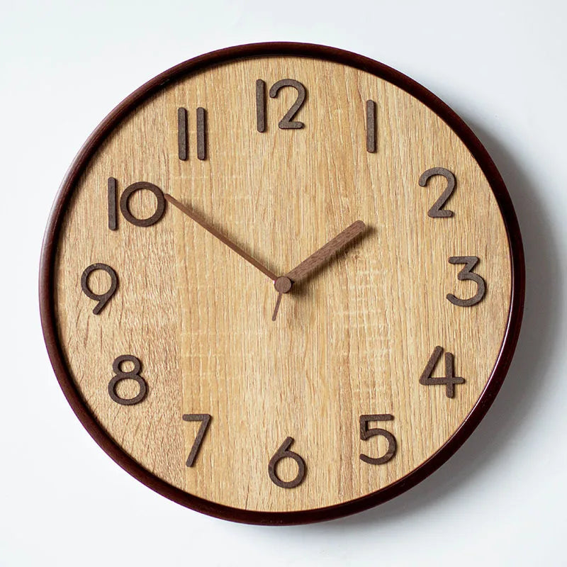 Moderne Wanduhr aus Massivholz