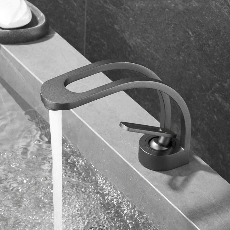 Gebogene Premium-Armatur fürs Bad – Innovatives Dual-Channel-System & edles Design-Aster Selection