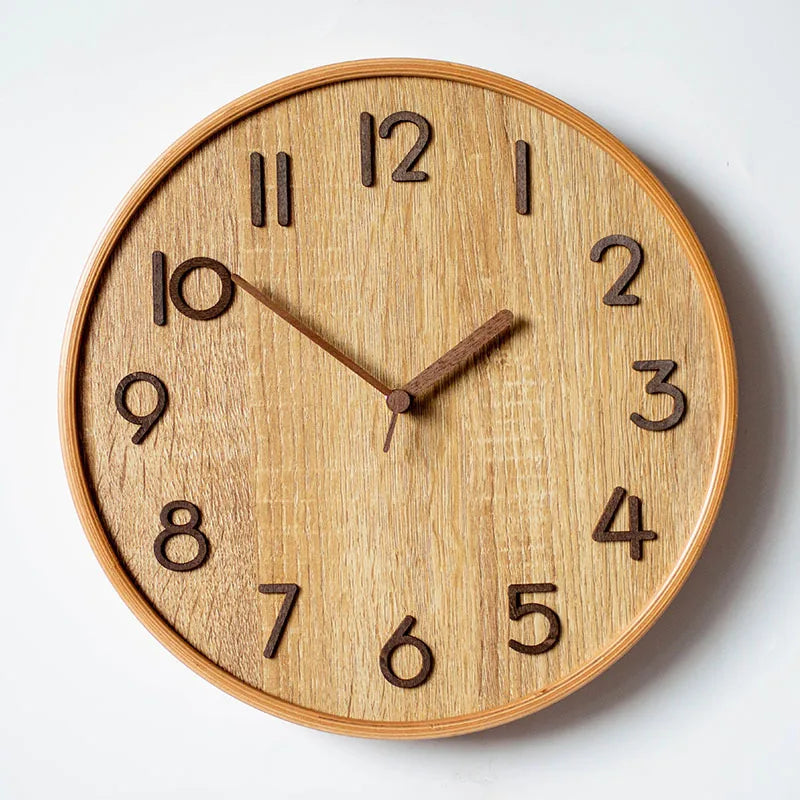 Moderne Wanduhr aus Massivholz