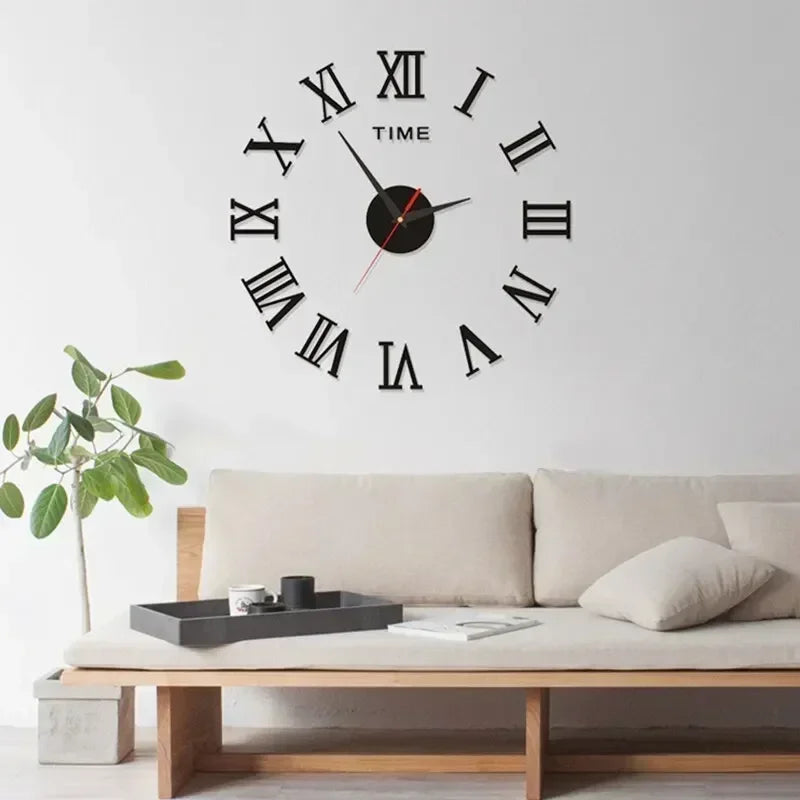 Wanduhr mit römischen Ziffern und Spiegel