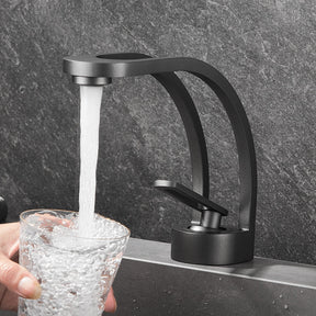 Moderner gebogener Badezimmer-Wasserhahn mit Dual-Channel-Funktion