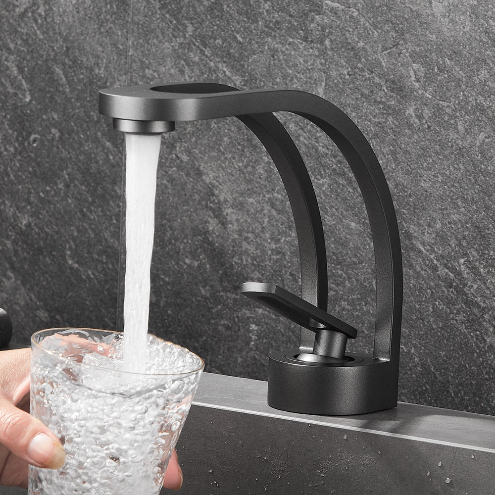 Gebogene Premium-Armatur fürs Bad – Innovatives Dual-Channel-System & edles Design-Aster Selection