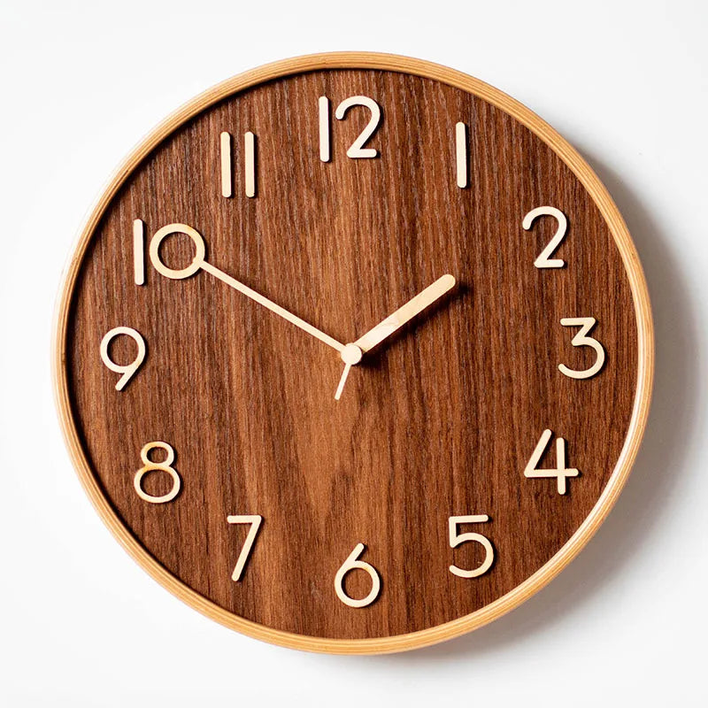 Moderne Wanduhr aus Massivholz