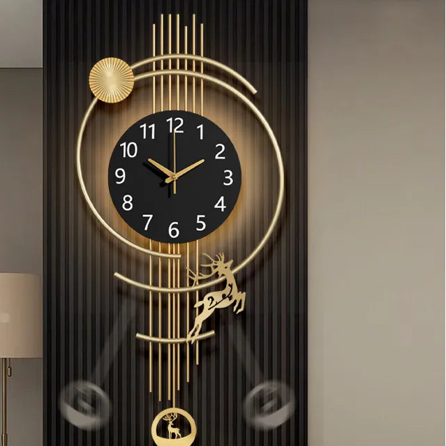 Moderne schwingende Hirsch-Wanduhr