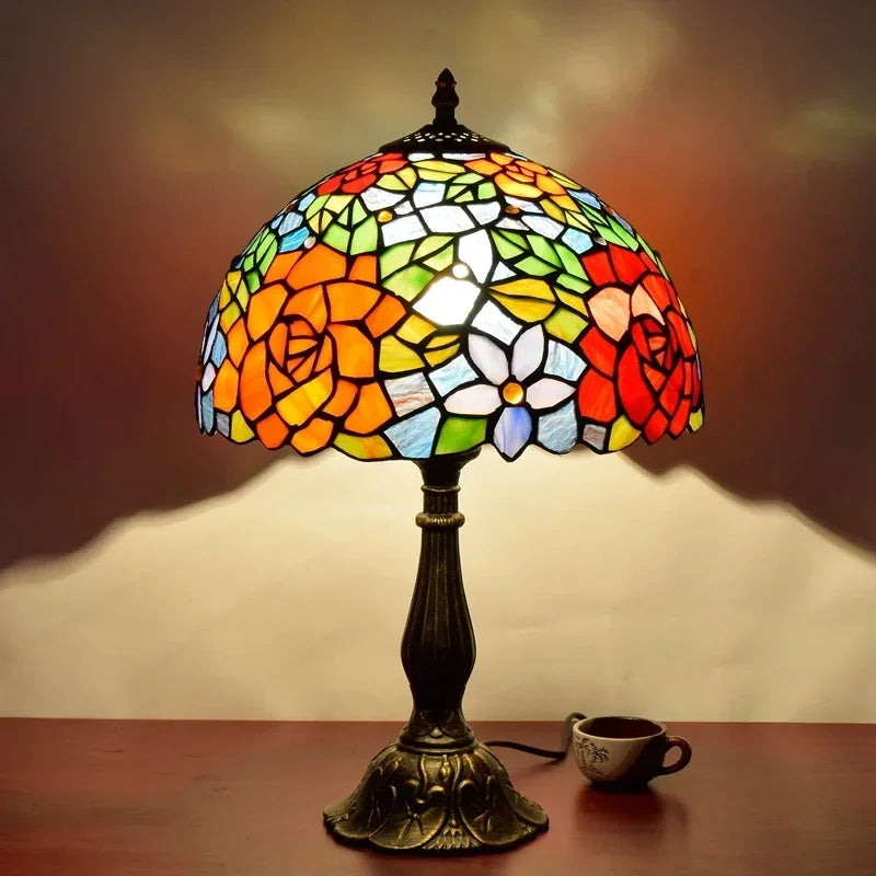 Tischlampe aus Buntglas mit Libellenmotiv