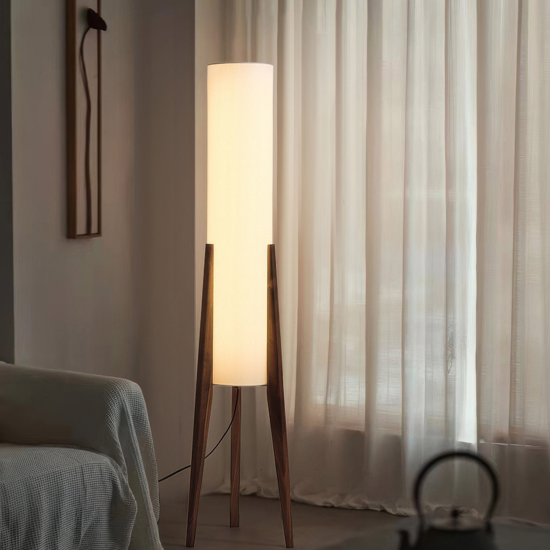 Elegante Stehleuchte aus Walnussholz