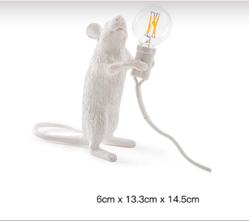 Der Neugierige Entdecker – Eine Verspielte Mauslampe-Aster Selection