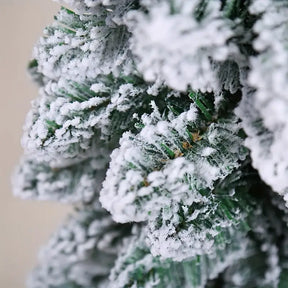 Schneeüberzogene Weihnachtsgirlande für Weihnachten & Winterdeko