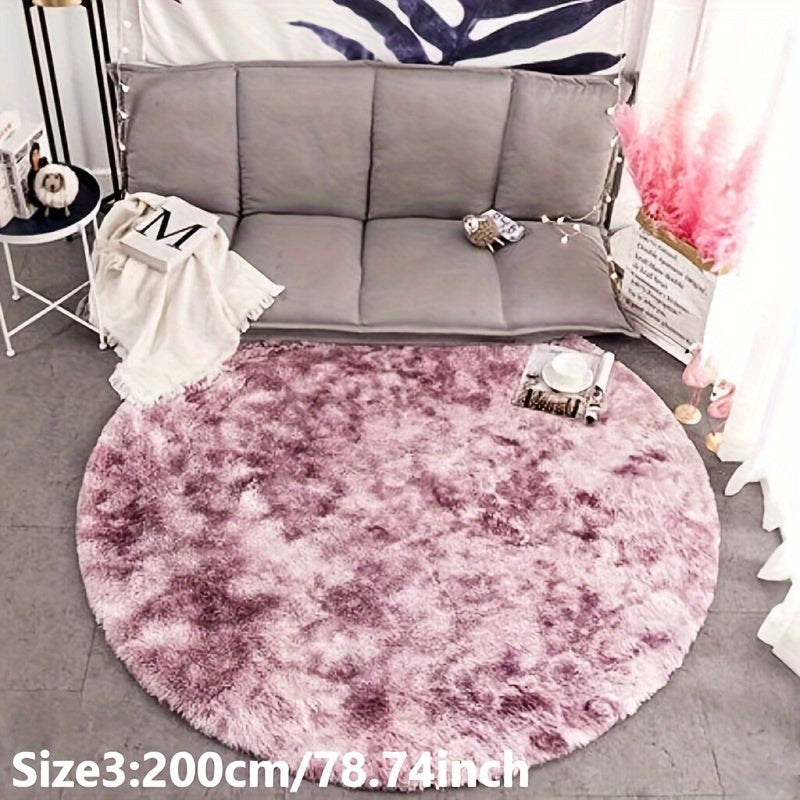 Tapis rond luxueux en peluche.